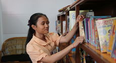 Student from class 8D at the library